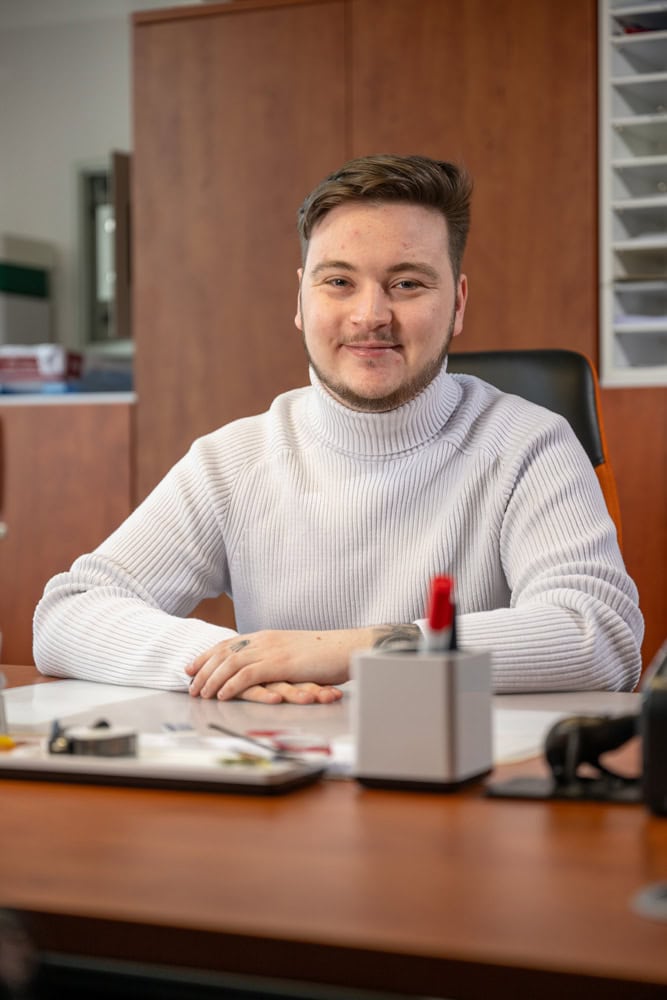 Ambulanter Pflegedienst Pflege Fantastisch in Dachau Mak Dizdar Geschäftsführer im Büro