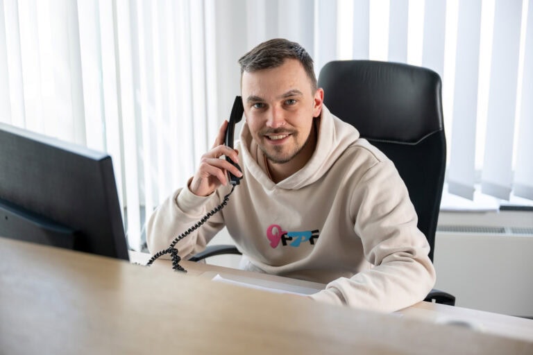 Ambulanter Pflegedienst Pflege Fantastisch in Dachau Mak Dizdar am Telefon